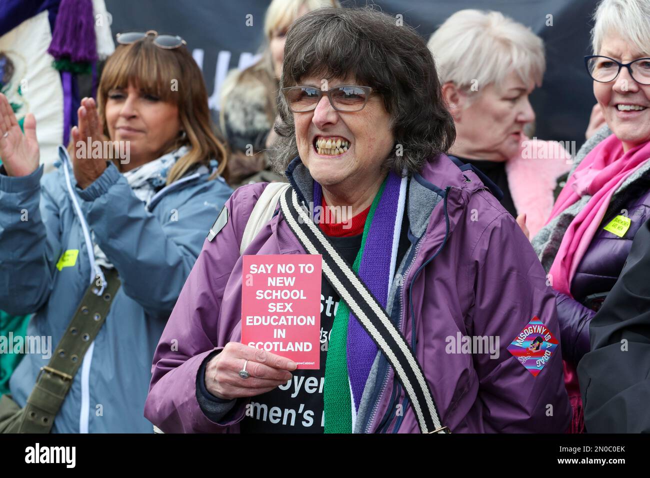 Glasgow, Regno Unito. 5th Feb, 2023. Diverse centinaia di persone si sono manifestate a George Square, Glasgow, per protestare contro l'erosione dei diritti delle donne e il disegno di legge sul riconoscimento di genere approvato dal governo scozzese, che consente agli uomini di identificarsi come donne. C'è stata anche una contro-dimostrazione da parte dei gruppi Pro Trans, anche in George Square, allo stesso tempo. I due gruppi sono stati tenuti separati da un poliziotto 'no go zone' immagine è di Pro-femminista, Women wont Whesht e sostenitori della liberazione delle donne. Credit: Findlay/Alamy Live News Foto Stock