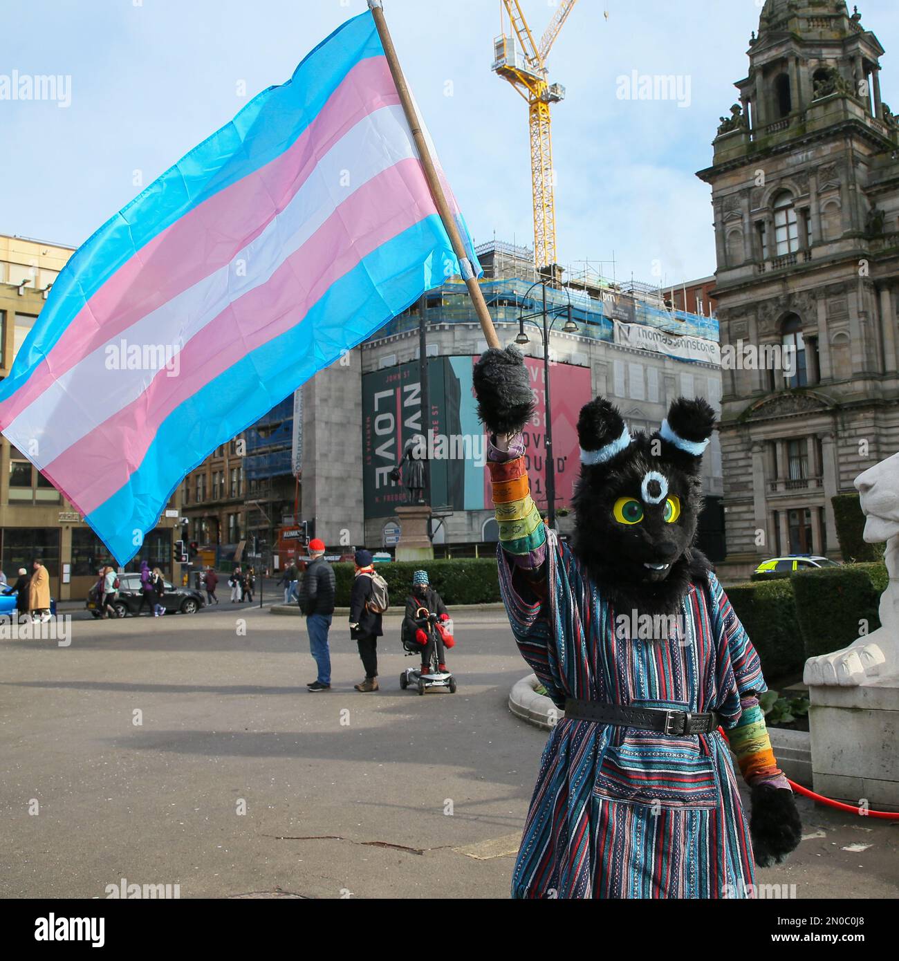 Glasgow, Regno Unito. 5th Feb, 2023. Diverse centinaia di persone si sono manifestate a George Square, Glasgow, per protestare contro l'erosione dei diritti delle donne e il disegno di legge sul riconoscimento di genere approvato dal governo scozzese, che consente agli uomini di identificarsi come donne. C'è stata anche una contro-dimostrazione da parte dei gruppi Pro Trans, anche in George Square, allo stesso tempo. I due gruppi sono stati tenuti separati da una "no go zone" sorvegliata le immagini sono di attivisti pro-transgender alla manifestazione. Credit: Findlay/Alamy Live News Foto Stock