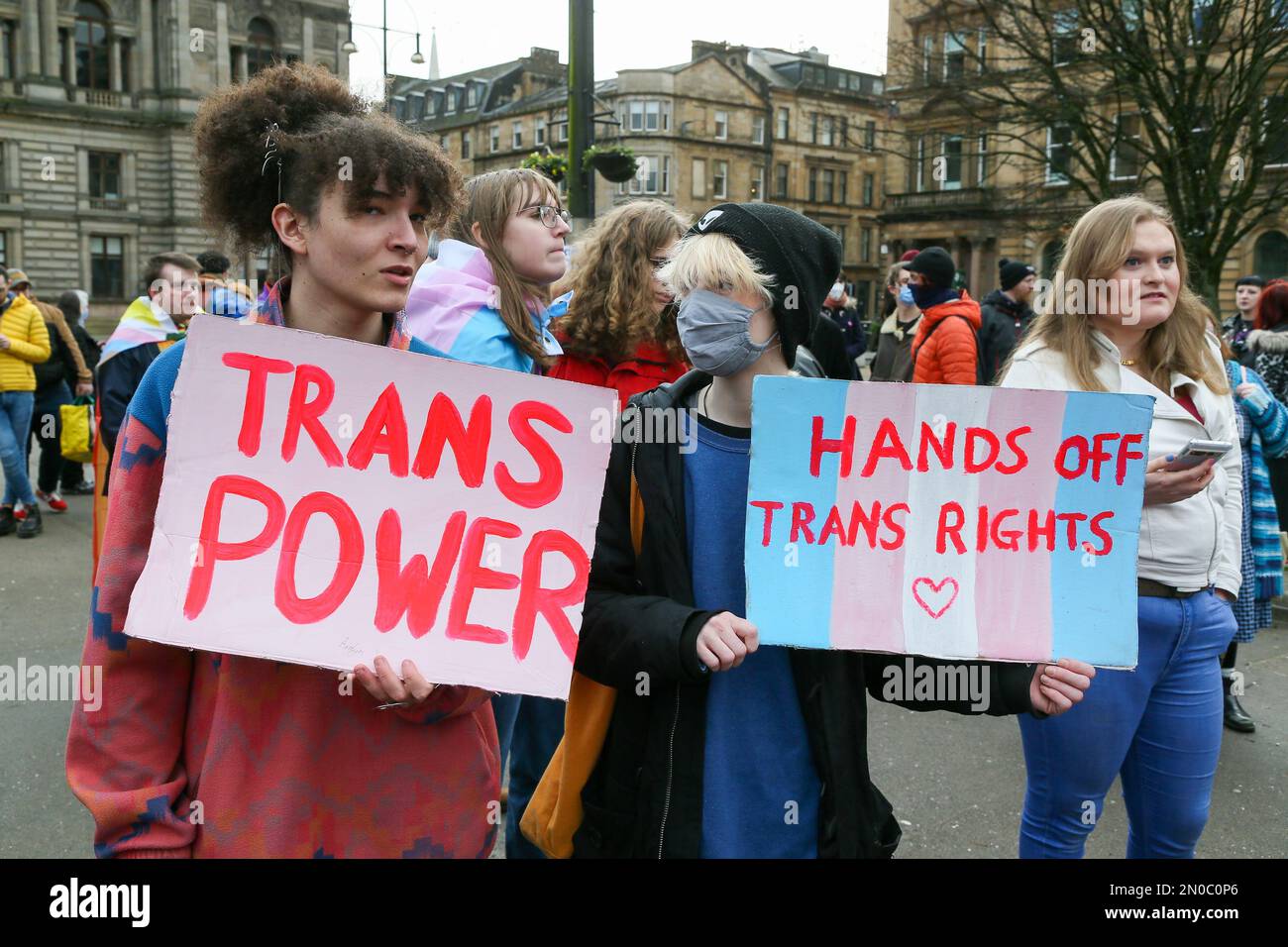 Glasgow, Regno Unito. 5th Feb, 2023. Diverse centinaia di persone si sono manifestate a George Square, Glasgow, per protestare contro l'erosione dei diritti delle donne e il disegno di legge sul riconoscimento di genere approvato dal governo scozzese, che consente agli uomini di identificarsi come donne. C'è stata anche una contro-dimostrazione da parte dei gruppi Pro Trans, anche in George Square, allo stesso tempo. I due gruppi sono stati tenuti separati da una "no go zone" sorvegliata le immagini sono di attivisti pro-transgender alla manifestazione. Credit: Findlay/Alamy Live News Foto Stock