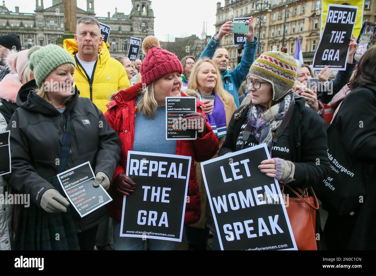 Glasgow, Regno Unito. 5th Feb, 2023. Diverse centinaia di persone si sono manifestate a George Square, Glasgow, per protestare contro l'erosione dei diritti delle donne e il disegno di legge sul riconoscimento di genere approvato dal governo scozzese, che consente agli uomini di identificarsi come donne. C'è stata anche una contro-dimostrazione da parte dei gruppi Pro Trans, anche in George Square, allo stesso tempo. I due gruppi sono stati tenuti separati da un poliziotto 'no go zone' immagine è di Pro-femminista, Women wont Whesht e sostenitori della liberazione delle donne. Credit: Findlay/Alamy Live News Foto Stock