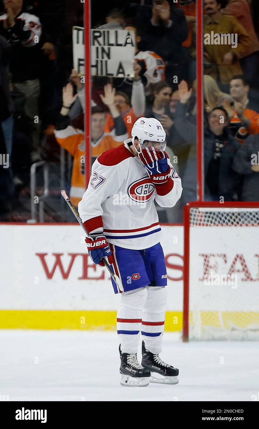 Montreal Canadiens' Alex Galchenyuk skates off the ice after Philadelphia Flyers' Matt Read scored an empty-net goal during the third period of an NHL hockey game, Tuesday, Feb. 2, 2016, in Philadelphia. Philadelphia won 4-2. (AP Photo/Matt Slocum) Foto Stock