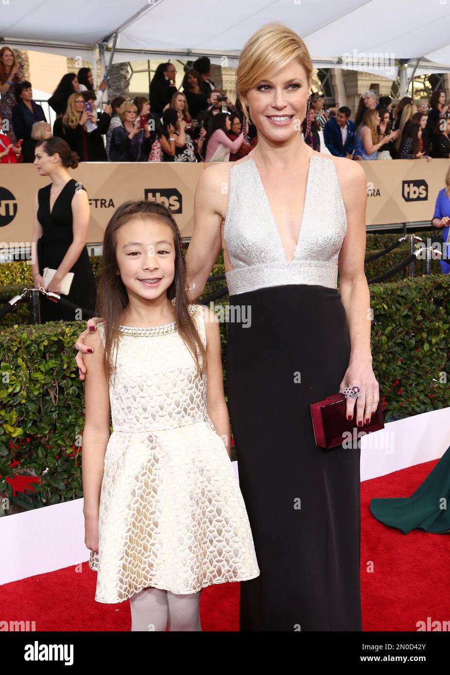 Aubrey Anderson-Emmons, left, and Julie Bowen arrive at the 22nd annual Screen Actors Guild Awards at the Shrine Auditorium & Expo Hall on Saturday, Jan. 30, 2016, in Los Angeles. (Photo by John Salangsang/Invision/AP) Foto Stock