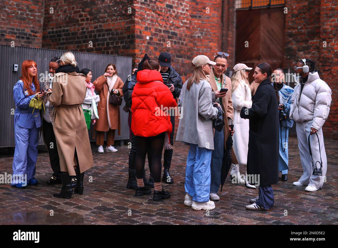 Gli amanti della moda aspettano l'inizio della sfilata di Baum e Pferdgarten Copenhagen Fashion Week è la principale settimana biennale della moda nordica. Nell'inverno del 2023 si tiene il 31 gennaio e il 1 febbraio 2, 3. Foto Stock