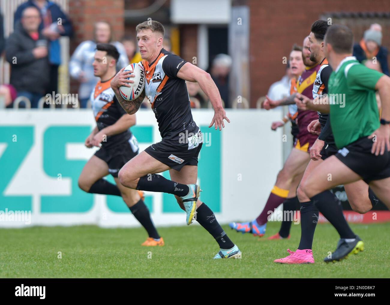 Castleford, Regno Unito. 05th Feb, 2023. Alex mellor di Castleford Tigers passa attraverso la recinzione di Huddersfield per segnare una prova Nathan Massey Testimonial, Castleford Tigers v Huddersfield Giants alla giungla di Mend-A-hose, Castleford West Yorkshire, Regno Unito il 5th febbraio 2023 Photo Credit Craig Cresswell Photography Credit: Craig Cresswell/Alamy Live News Credit: Craig/Cresswell News Foto Stock