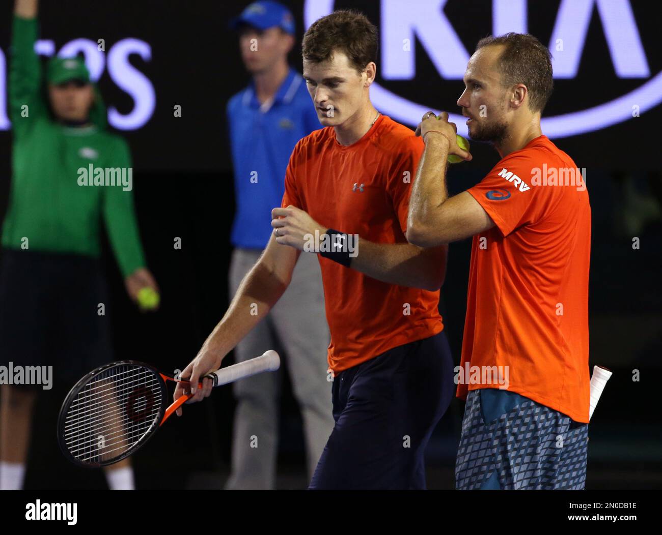 Jamie Murray, left, of Britain and Bruno Soares of Brazil chat during their doubles final match against Daniel Nestor of Canada and Radek Stepanek of the Czech Republic at the Australian Open tennis championships in Melbourne, Australia, Saturday, Jan. 30, 2016.(AP Photo/Rick Rycroft) Foto Stock