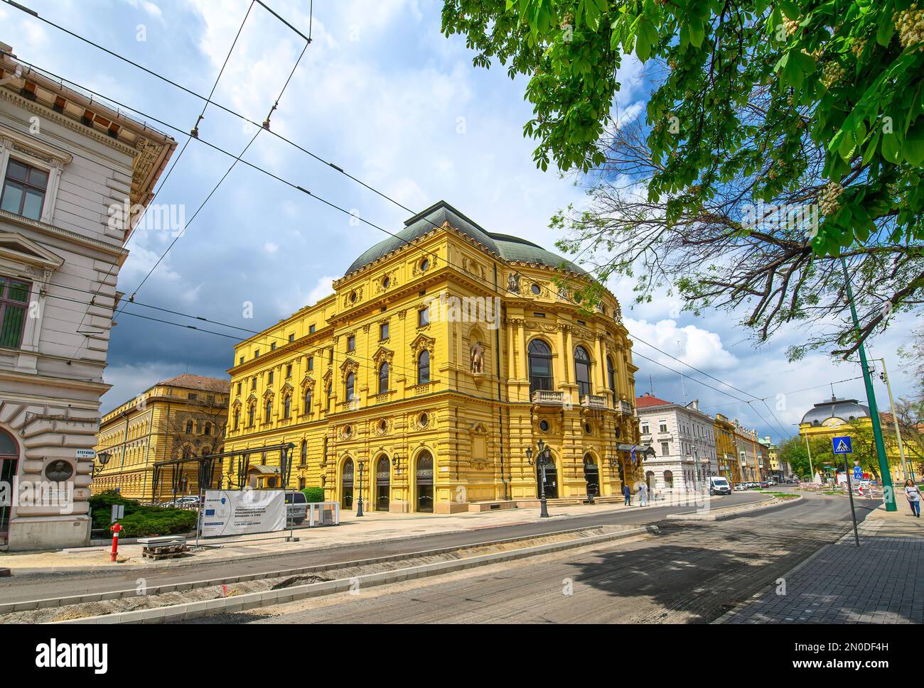 Szeged, Ungheria. Il Teatro Nazionale di Szeged è il teatro principale di Szeged, Ungheria. Fu costruito nel 1883 in stile eclettico e neobarocco. Foto Stock