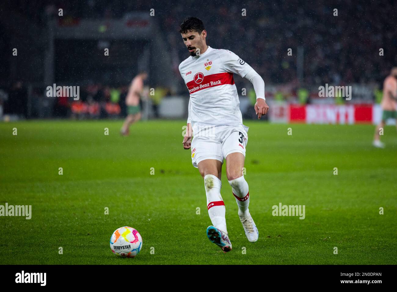 05 febbraio 2023, Baden-Württemberg, Stoccarda: Calcio: Bundesliga, VfB Stuttgart - Werder Bremen, giorno 19, Mercedes-Benz Arena. Gil Dias di Stoccarda in azione. Foto: Tom Weller/dpa - NOTA IMPORTANTE: In conformità ai requisiti della DFL Deutsche Fußball Liga e della DFB Deutscher Fußball-Bund, è vietato utilizzare o utilizzare fotografie scattate nello stadio e/o della partita sotto forma di sequenze di immagini e/o serie di foto simili a un video. Foto Stock