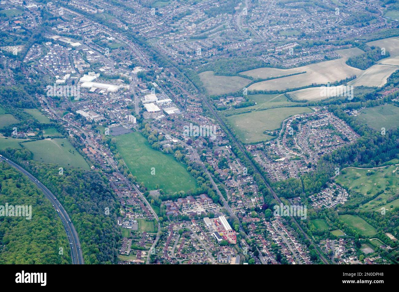 Vista aerea del quartiere Loudwater di High Wycombe nel Buckinghamshire in un pomeriggio di primavera. La linea ferroviaria di Chiltern e l'autostrada M40 tagliano entrambi Foto Stock