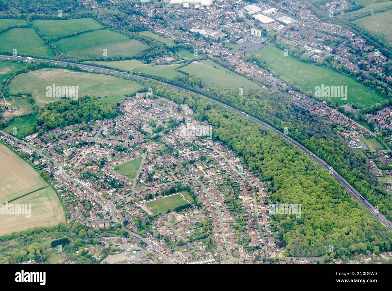 Vista aerea del quartiere di Flackwell Heath di High Wycombe nel Buckinghamshire in un pomeriggio di primavera. La zona dispone di molte strutture sportive, tra cui una Foto Stock