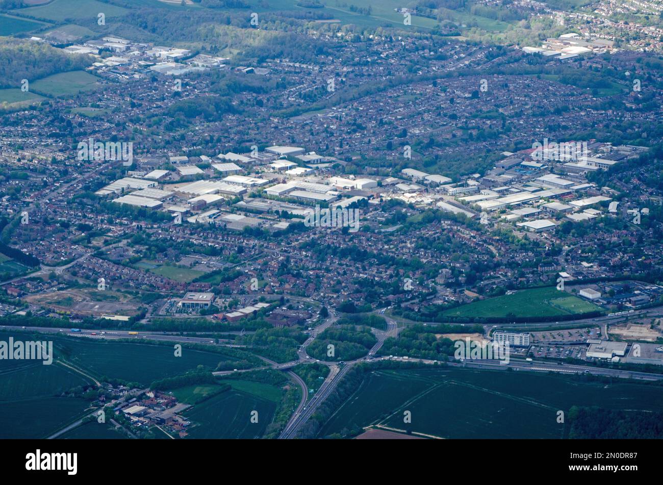 Veduta aerea del Cressex Industrial Estate e Cressex Business Park quartiere di High Wycombe con il raccordo tra l'autostrada M40 e A404 tr Foto Stock