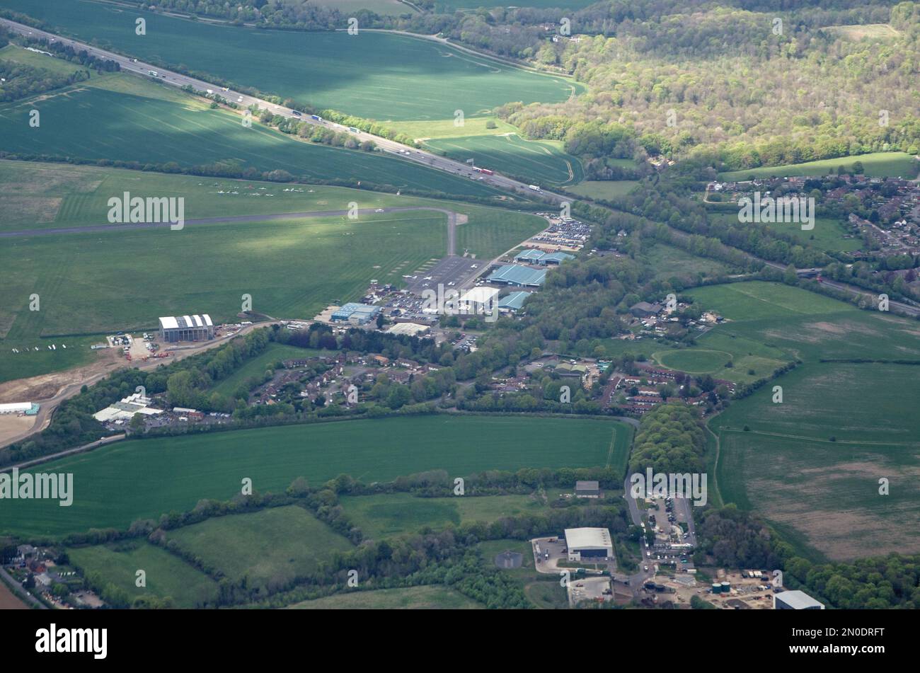 Vista aerea del Wycombe Air Park a High Wycombe, Buckinghamshire, con l'autostrada M40 che corre dietro in un pomeriggio di primavera. Foto Stock