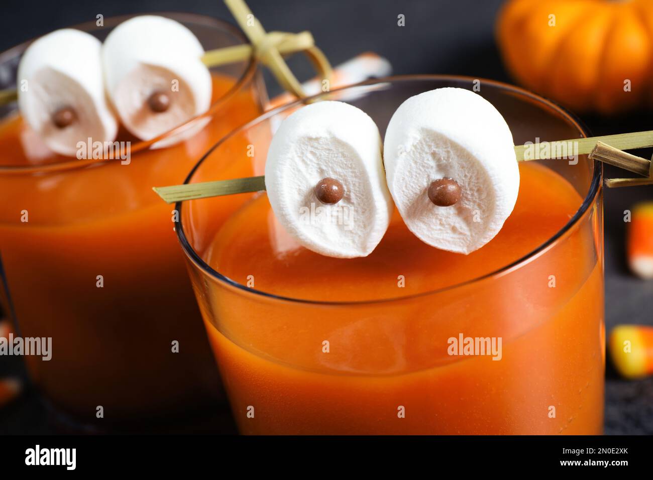 Bicchieri decorati con bevande, primo piano. Festa di Halloween Foto stock  - Alamy