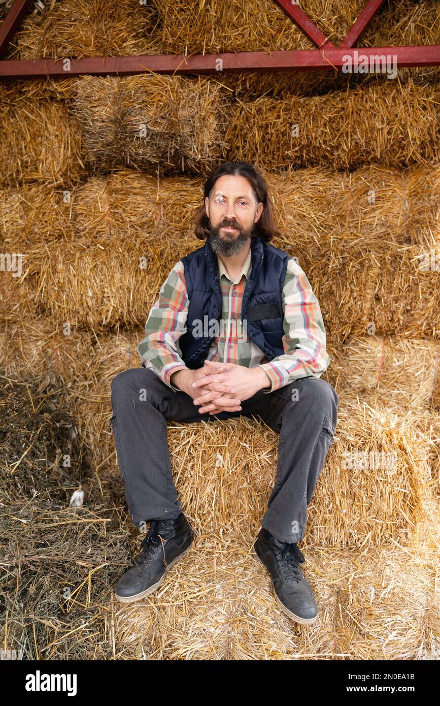 Adulto allevatore caucasico bearded nel fienile. Foto Stock