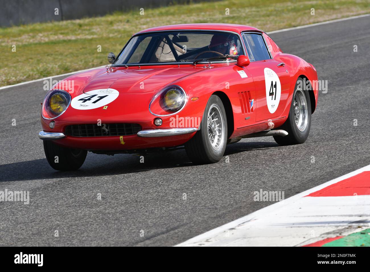 Scarperia, 3 aprile 2022: Ferrari 275 GTB-4 1966 in azione durante il Mugello Classic 2022 sul circuito del Mugello in Italia. Foto Stock