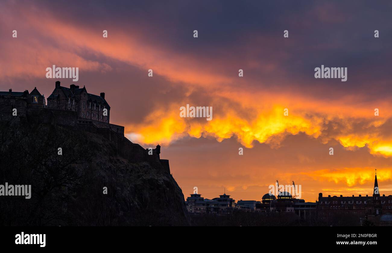 Edimburgo, Scozia, Regno Unito, 5th febbraio 2023. Regno Unito Meteo drammatico cielo colorato tramonto. Il tramonto ha trasformato il cielo dai colori arancioni vividi che si vedeva sui Princes Street Gardens. Credit: Sally Anderson/Alamy Live News Foto Stock