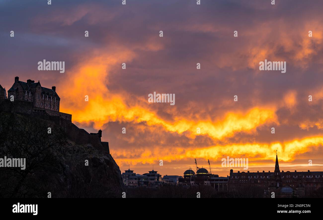 Edimburgo, Scozia, Regno Unito, 5th febbraio 2023. Regno Unito Meteo drammatico cielo colorato tramonto. Il tramonto ha trasformato il cielo dai colori arancioni vividi che si vedeva sui Princes Street Gardens. Credit: Sally Anderson/Alamy Live News Foto Stock