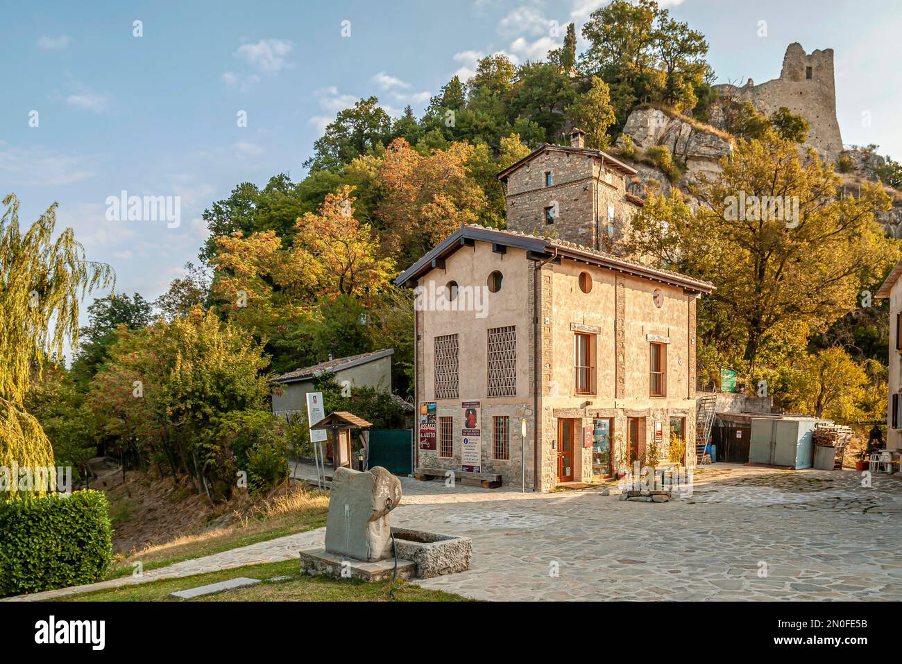 I ruderi del Castello di Canossa, Emilia Romagna, Italia , visti dal centro del paese. Foto Stock