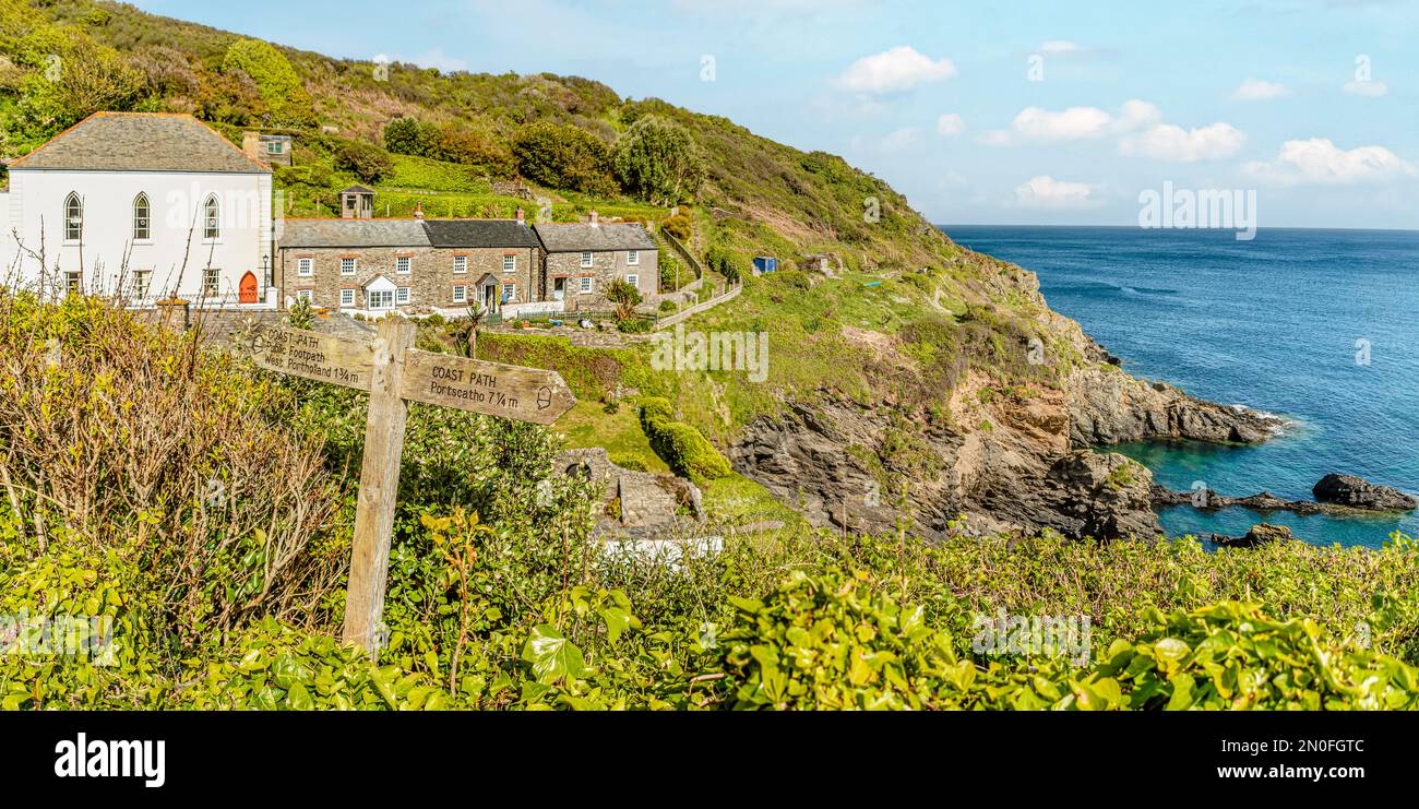 Cartello Wooden Coast Path al Cornish Village Portloe, Cornovaglia, Inghilterra, Regno Unito Foto Stock