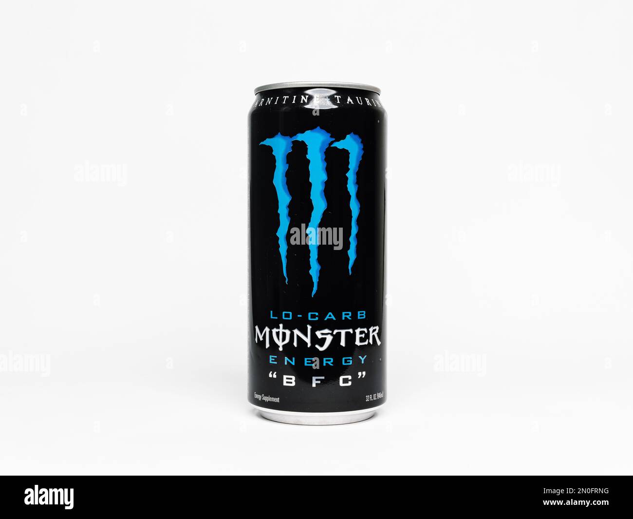 Monster Energy lo-Carb 'BFC' 32oz bevanda. La bevanda a grande energia può essere bevuta con il claw blu. Il formato 946ml è stato venduto sul mercato statunitense ed è privo di zucchero. Foto Stock