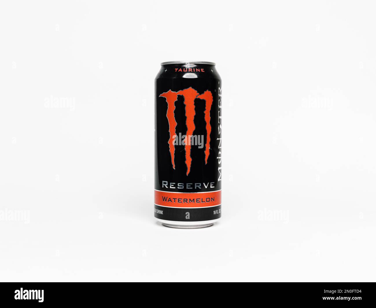 Bevanda Monster Reserve Watermelon. Monster Energy drink può in un ambiente studio. Rinfresco ghiacciato con caffeina e zucchero ridotto. Foto Stock