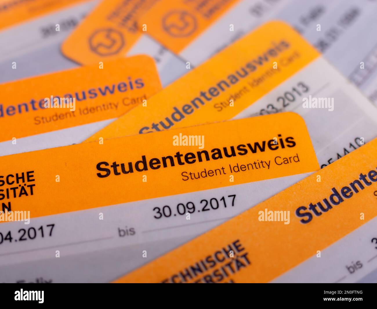 Le carte d'identità degli studenti (Studentenausweis) giacciono l'una sull'altra. Diverse schede campus per l'identificazione presso l'università. Studiare in un'università. Foto Stock