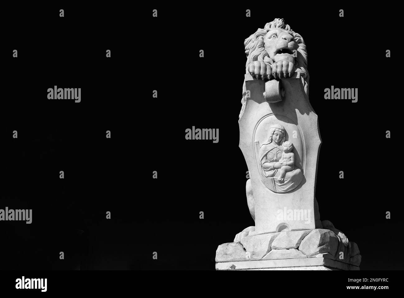 Statua in marmo di leone con Madonna e rilievo di Gesù piccolo, eretta nel 1875 nel centro storico di Pisa (Bianco e Nero con spazio per la copia) Foto Stock