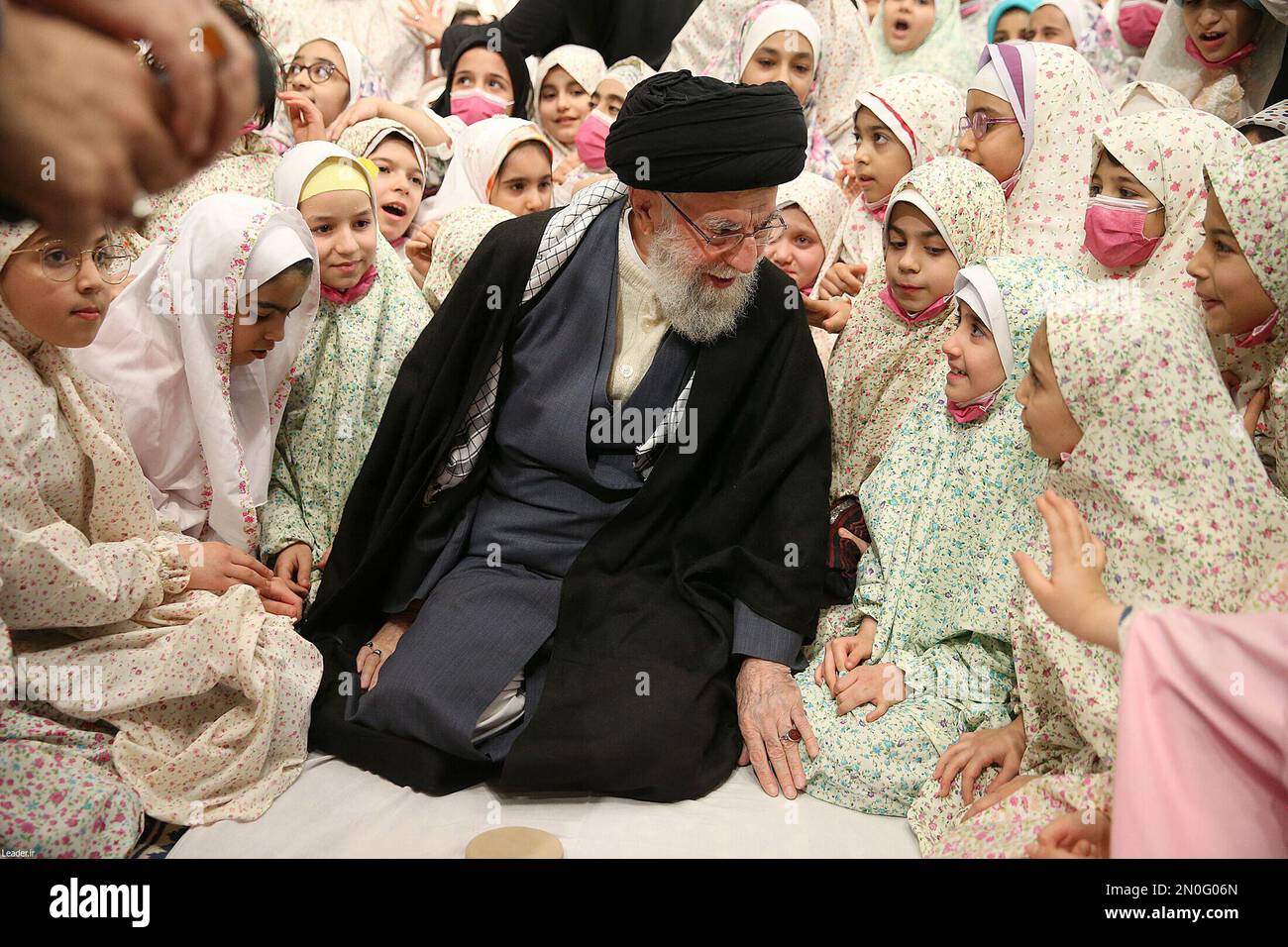 Il leader supremo iraniano Ayatollah Ali Khamenei partecipa alla cerimonia di celebrazione di Taklif a Teheran, il 3 febbraio 2023. Quando una ragazza musulmana raggiunge la pubertà, deve indossare la sciarpa della testa e coprire il suo corpo, ma il viso e le mani. Nell'Iran dominato dagli sciiti, le scuole hanno tenuto una festa per celebrare la pubertà delle studentesse all'età di nove anni in cui la chiamano 'Jashn-e Taklif' (celebrazione della responsabilità). Foto di Parspix/ABACAPRESS.COM Foto Stock