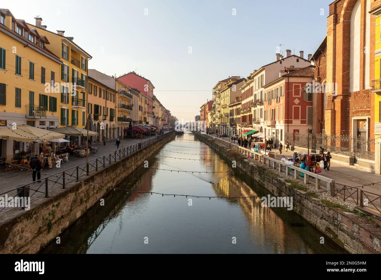 Vista sul canale della città con gli edifici in argilla e il riflesso degli edifici in acqua Foto Stock