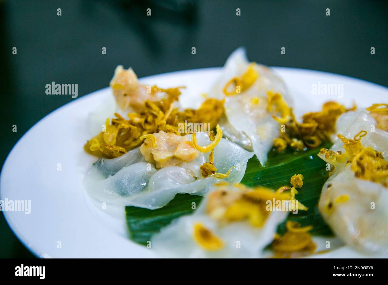 Una vista in primo piano di un piatto di Banh Bao Banh Vac noto anche come gnocchi di rosa bianca Foto Stock