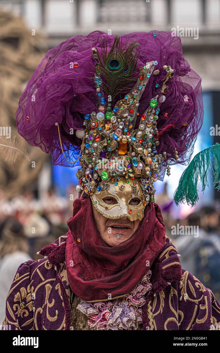 Carnevale di Venezia. Un uomo anziano mascherato in costume da carnevale  viola e un cappello ricamato di gemme, al Carnevale di Venezia, a Venezia  Foto stock - Alamy
