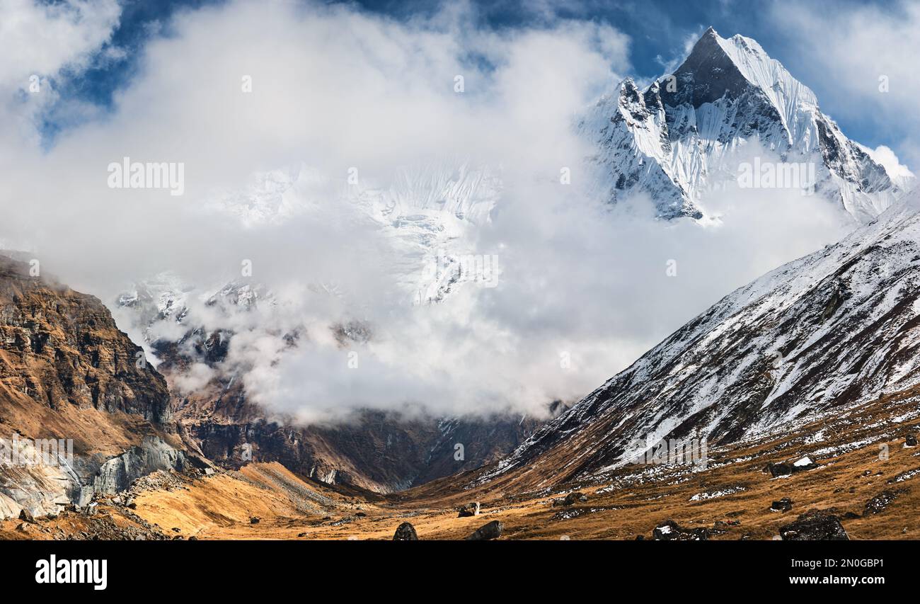 Monte Machhapuchhre, vista dal campo base Annapurna, Himalaya, Nepal Foto Stock