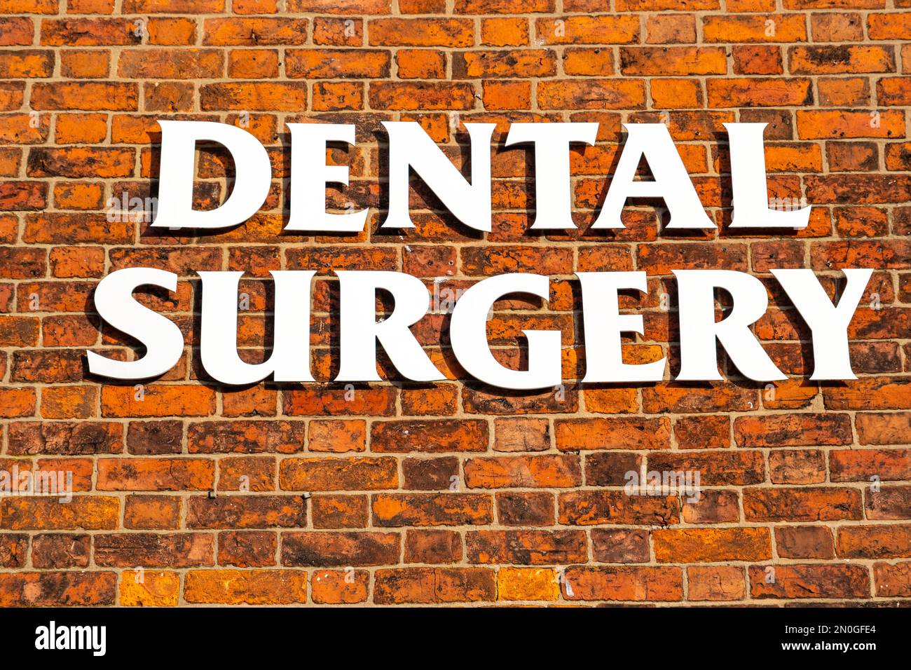 Segnale di chirurgia dentale sulla parete esterna UK Foto Stock
