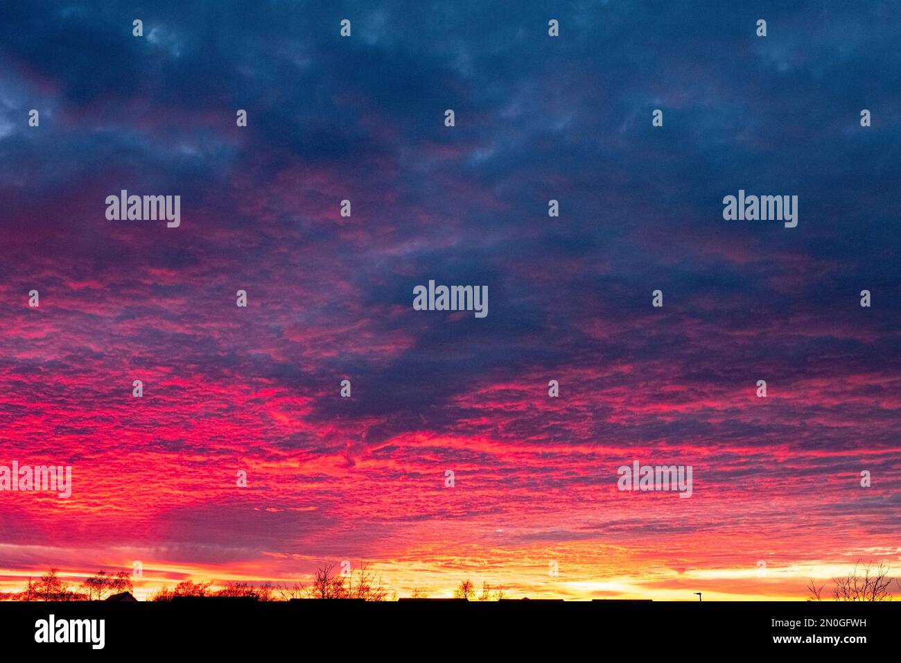 Cielo rosso, tramonto su Cheshire UK Foto Stock