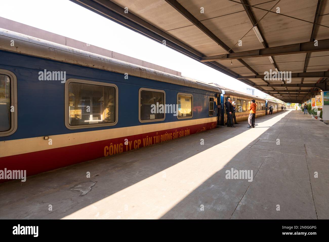 Hanoi, Vietnam, gennaio 2023. i treni nella stazione ferroviaria nel centro della città Foto Stock