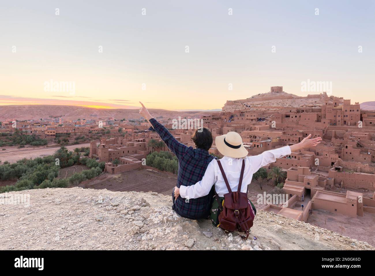 Coppia di viaggiatori in background Ait ben Haddou ksar a Ouarzazate. Concetto di viaggio. Popolare punto di riferimento. Foto Stock