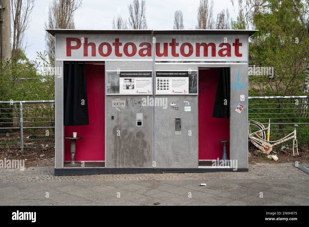 14.04.2022, Berlino, Germania, Europa - Stand fotografico per le fotografie dei passaporti su un marciapiede vicino a Mauerpark, nella località Prenzlauer Berg di Berlino Est. Foto Stock