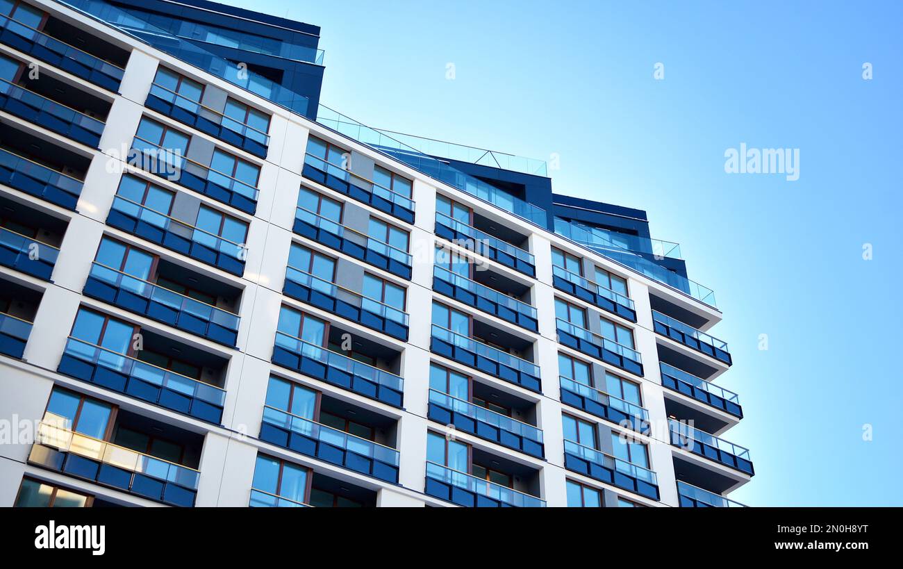 Nuovo edificio di appartamenti con balconi in vetro. Case di architettura moderna vicino al mare. Grandi vetrate sulla facciata dell'edificio. Foto Stock