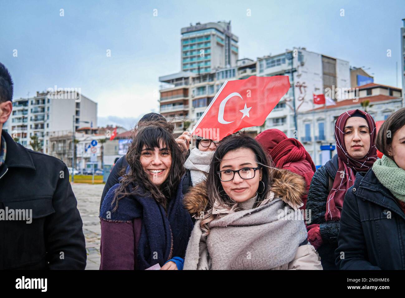 Smirne, Turchia. 05th Feb, 2023. I manifestanti posano per una foto durante la dimostrazione. Credit: SOPA Images Limited/Alamy Live News Foto Stock