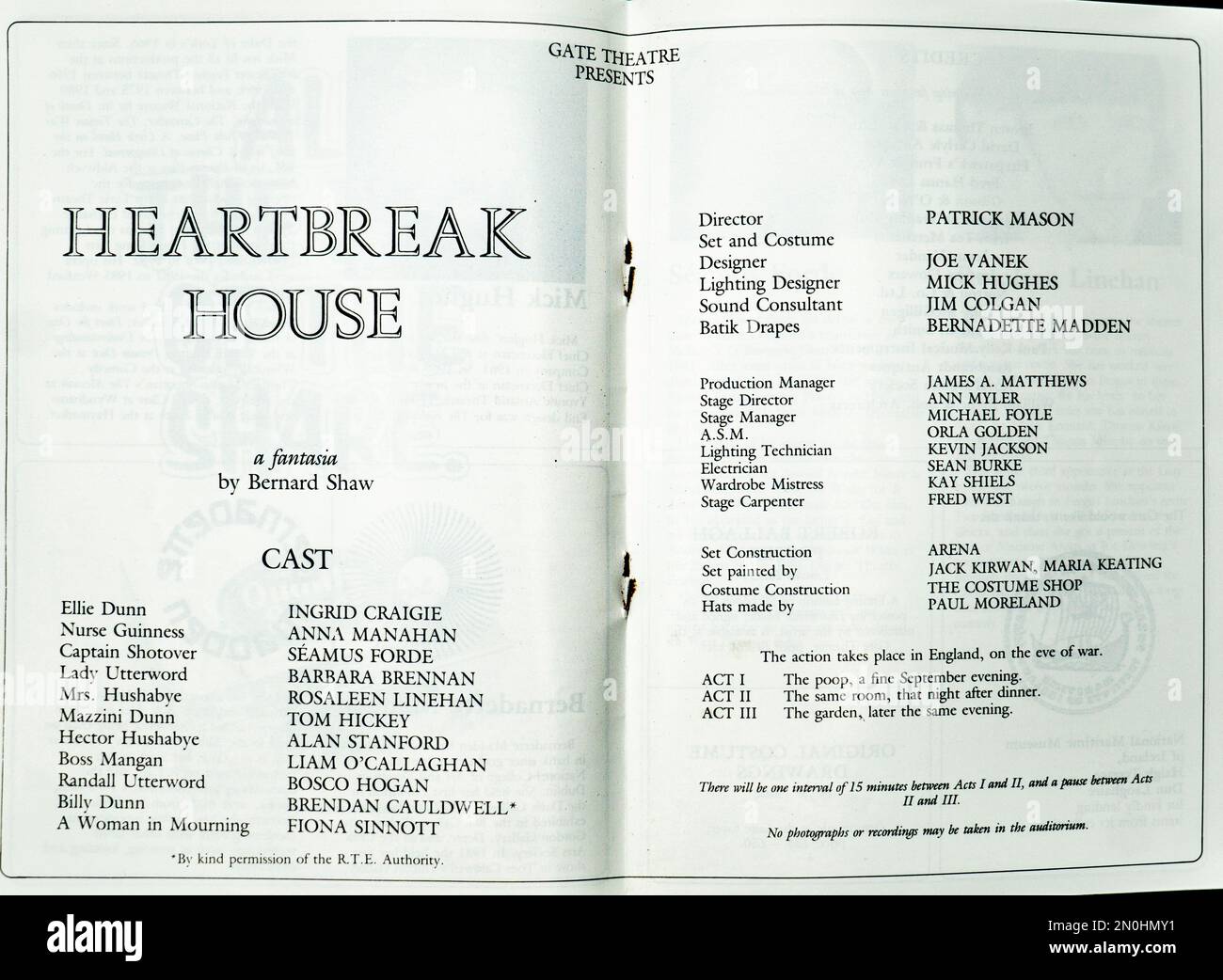 La cast list per la produzione 1986 di George Bernard Shaw Heartbreak House nel Gate Theatre, Dublino, Irlanda. Direttore Patrick Mason. Foto Stock