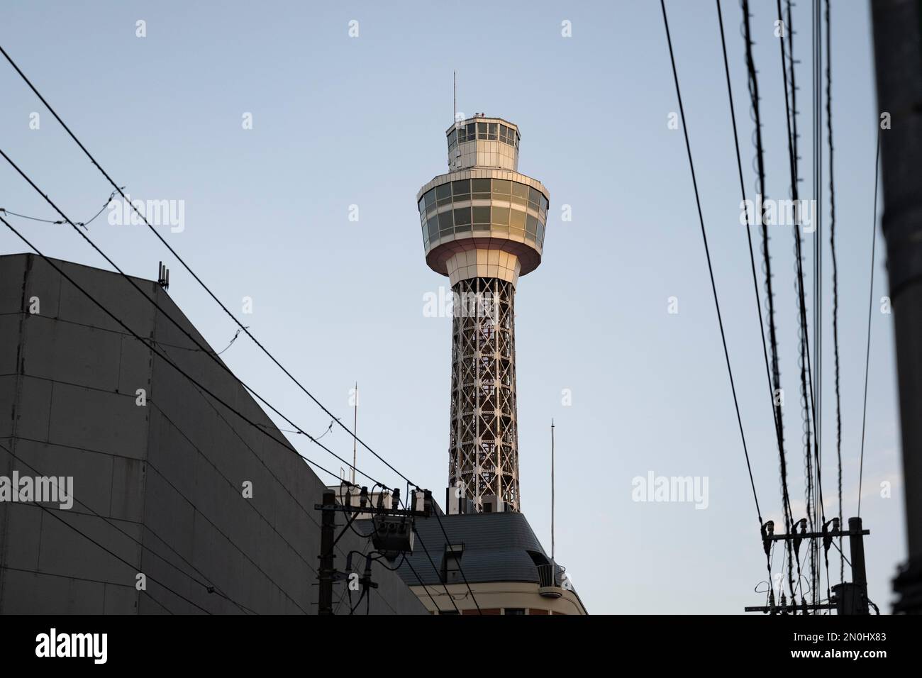 Yokohama, Prefettura di Kanagawa, Giappone. 5th Feb, 2023. Yokohama Marine Tower (ƨªæµœãƒžãƒªãƒ³ã‚¿ãƒ¯ãƒ¼), una torre alta 106m metri a Yokohama, Giappone. Offre viste panoramiche sulla città e sul porto dalla sua terrazza panoramica. (Credit Image: © Taidgh Barron/ZUMA Press Wire) SOLO PER USO EDITORIALE! Non per USO commerciale! Foto Stock