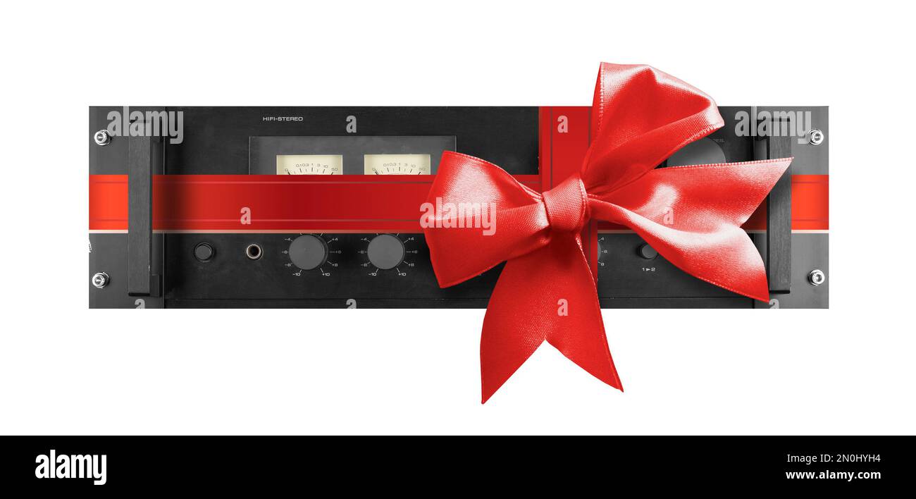 Vintage Music and sound - retro Audio Power amplifier gift legato arco rosso su sfondo bianco. È isolato, è presente l'operatore di sentieri. Foto Stock