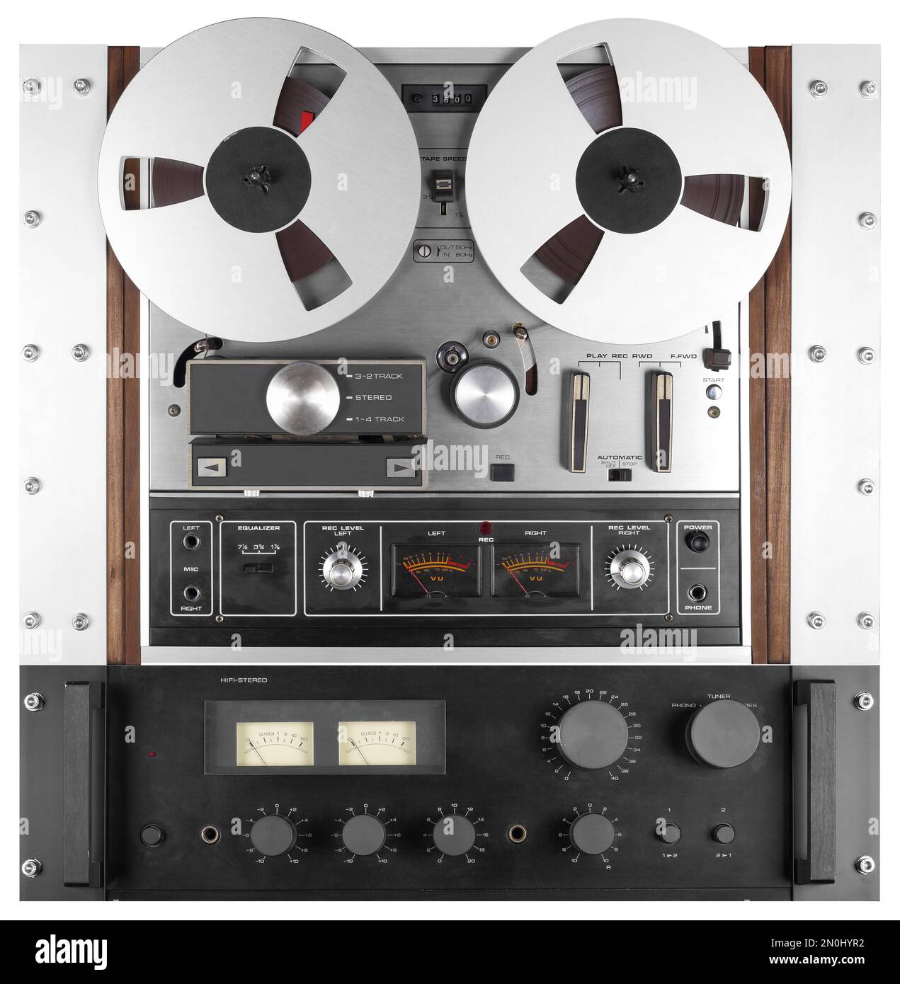 Vintage Music and sound - registratore di nastri retro reel to reel rack e amplificatore di potenza audio con sfondo bianco isolato. Foto Stock