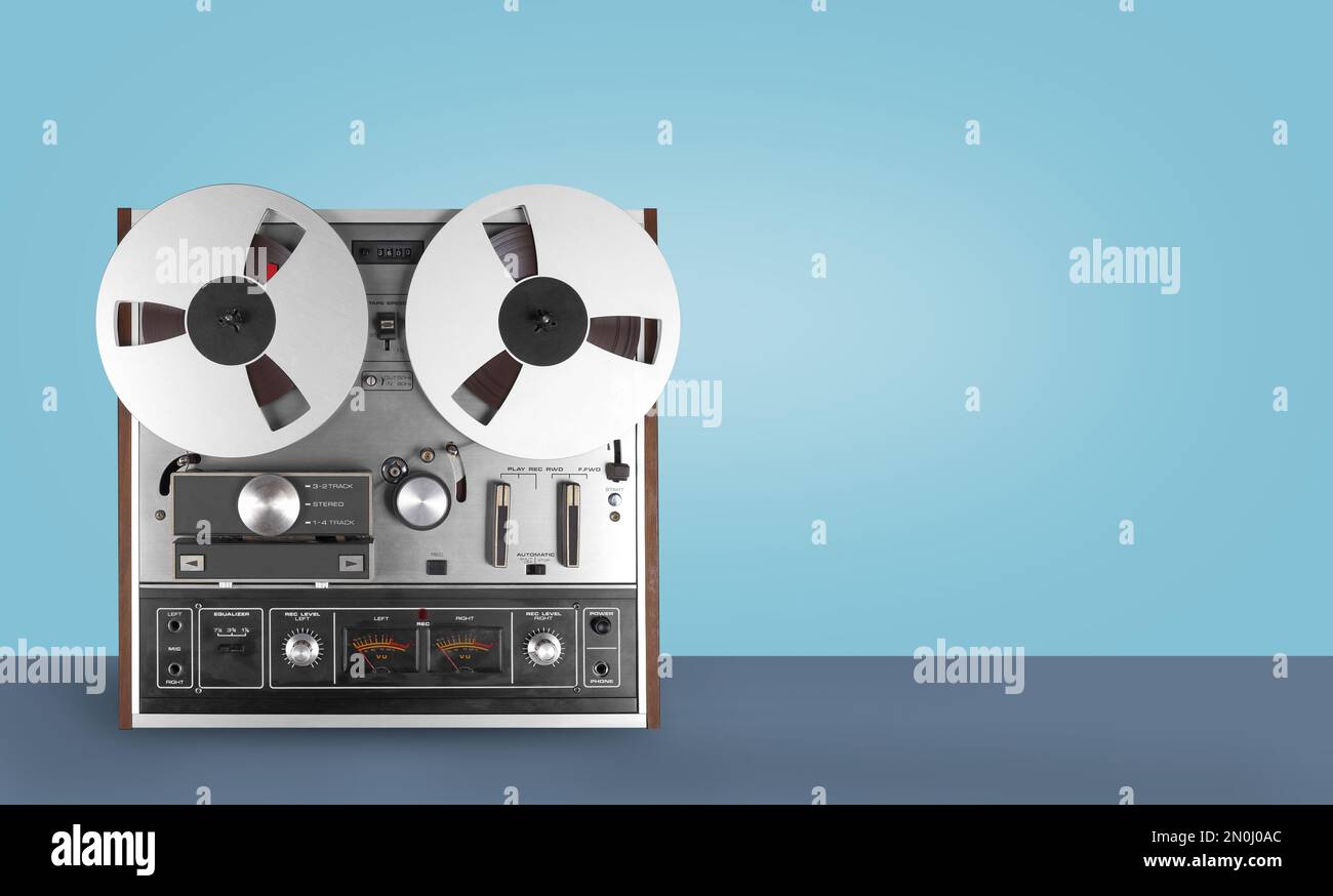 Vintage Music and sound - registratore di nastri retro reel to reel su sfondo blu. Foto Stock