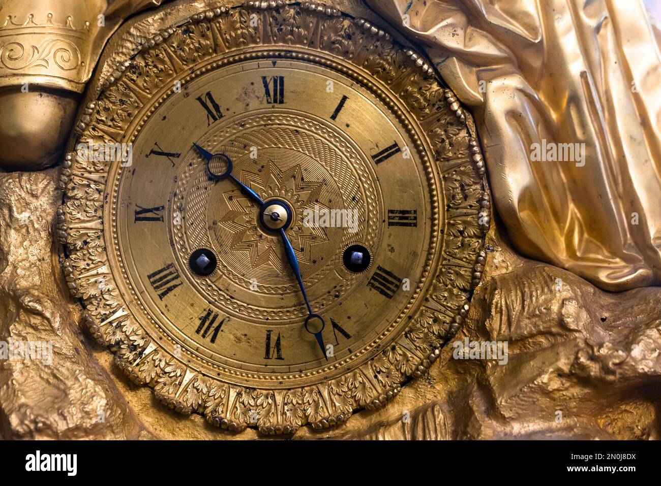 Affare di orologio da tavolo vintage con decorazione in ottone e numeri romani. Primo piano, vista frontale Foto Stock