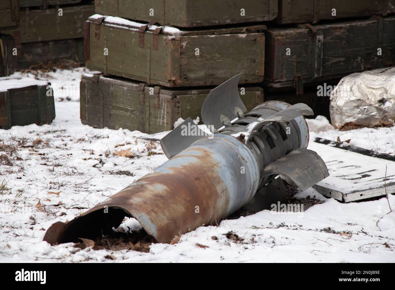 La coda del razzo si trova sul terreno in Ucraina come mostra museo, la guerra in Ucraina 2023 Foto Stock