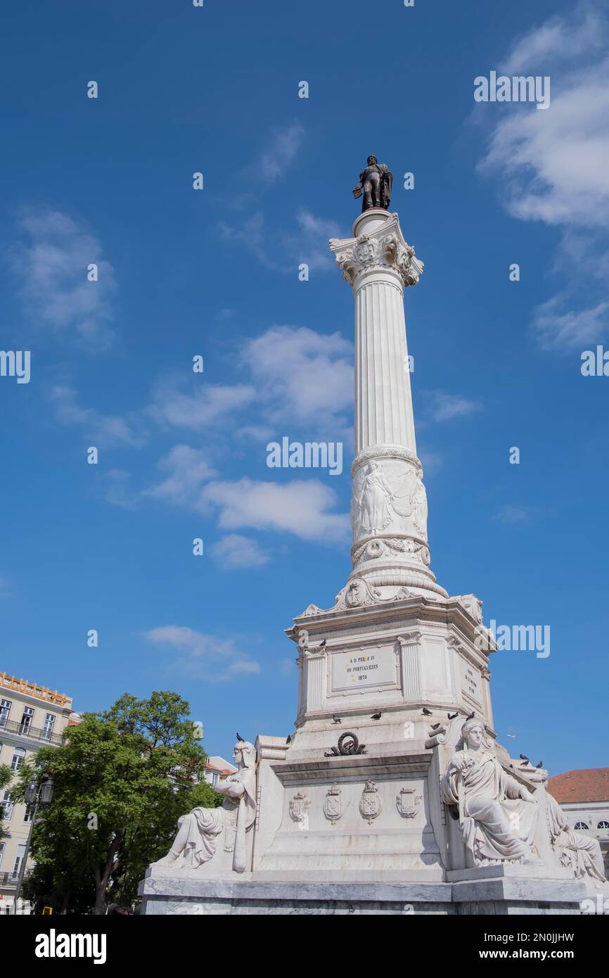 Un'enorme colonna di pietra bianca con una statua di bronzo di un re di Portogallo Pedro IV in cima, Piazza Rossio, Lisbona, Portogallo, verticale Foto Stock