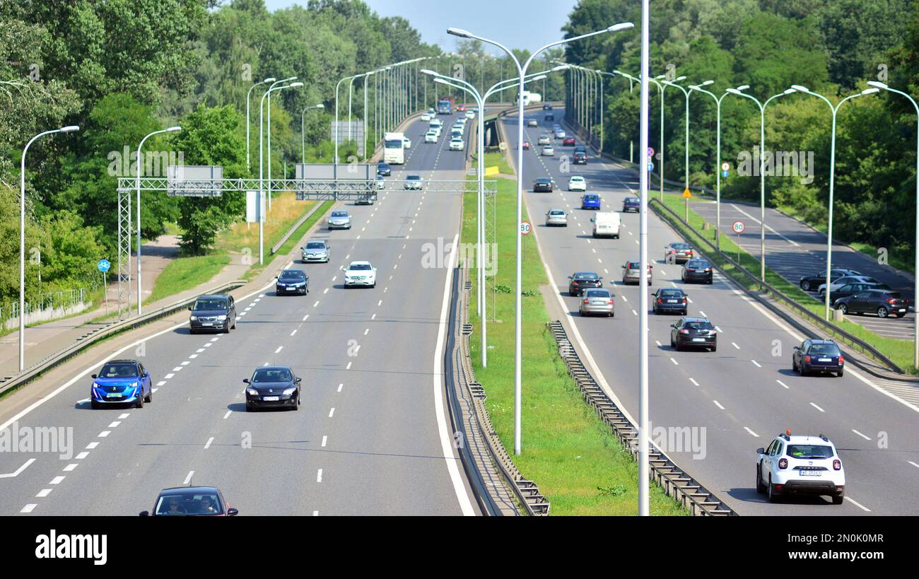 Varsavia, Polonia. 13 luglio 2021. Auto sulla superstrada, vista dal viadotto. Foto Stock