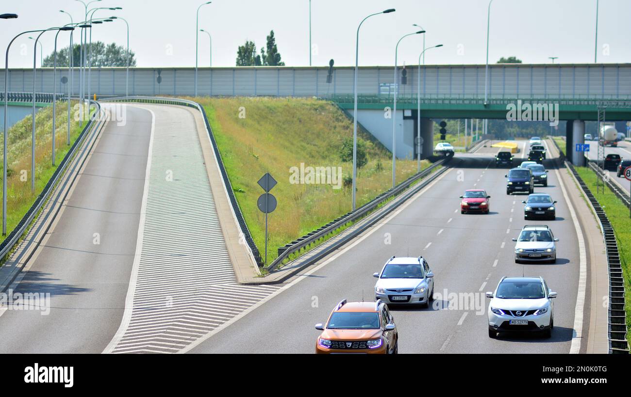Varsavia, Polonia. 13 luglio 2021. Auto sulla superstrada, vista dal viadotto. Foto Stock