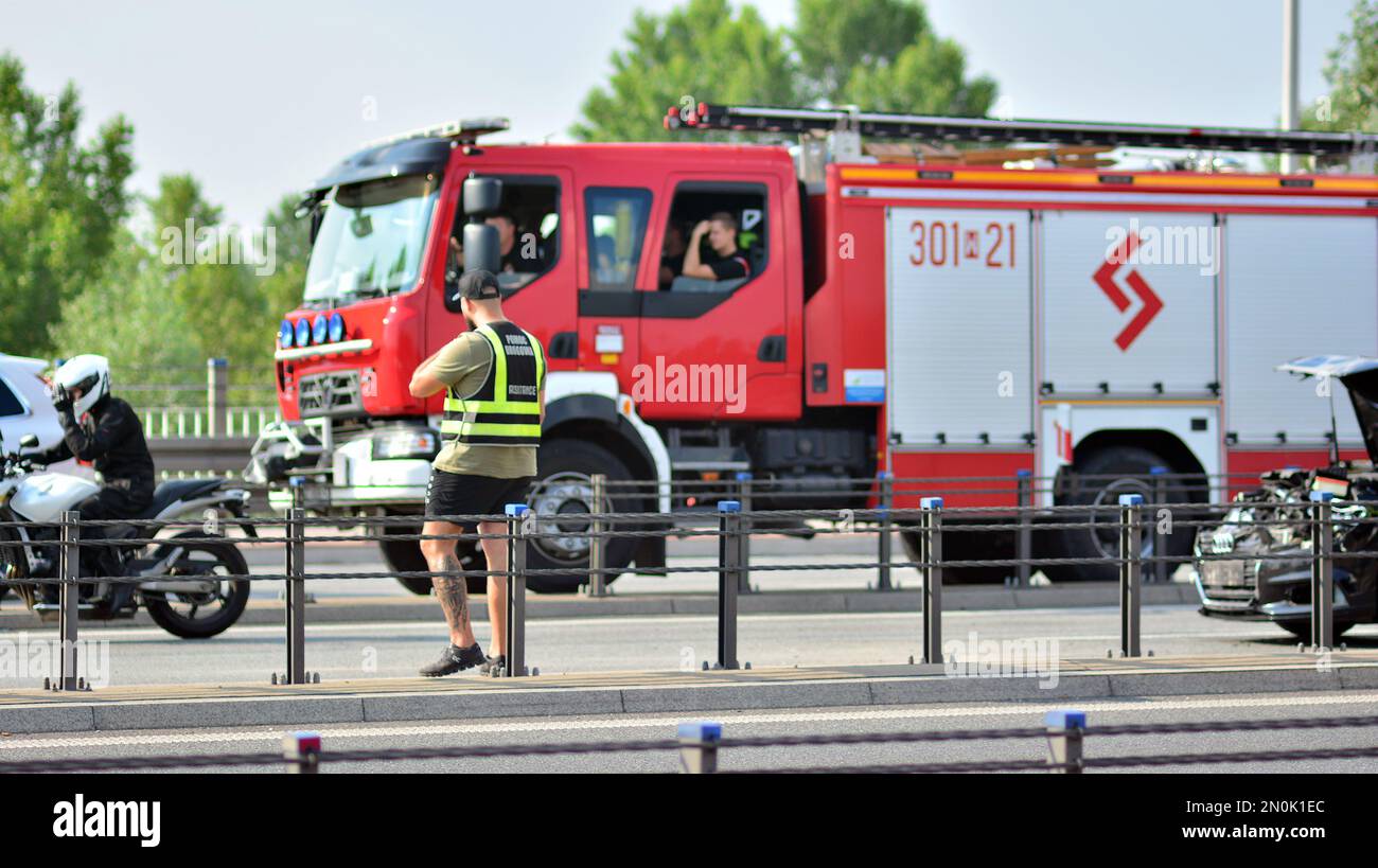 Varsavia, Polonia. 13 luglio 2021. Polizia e vigili del fuoco sulla scena. Veicoli di soccorso sul sito di un incidente stradale. Foto Stock