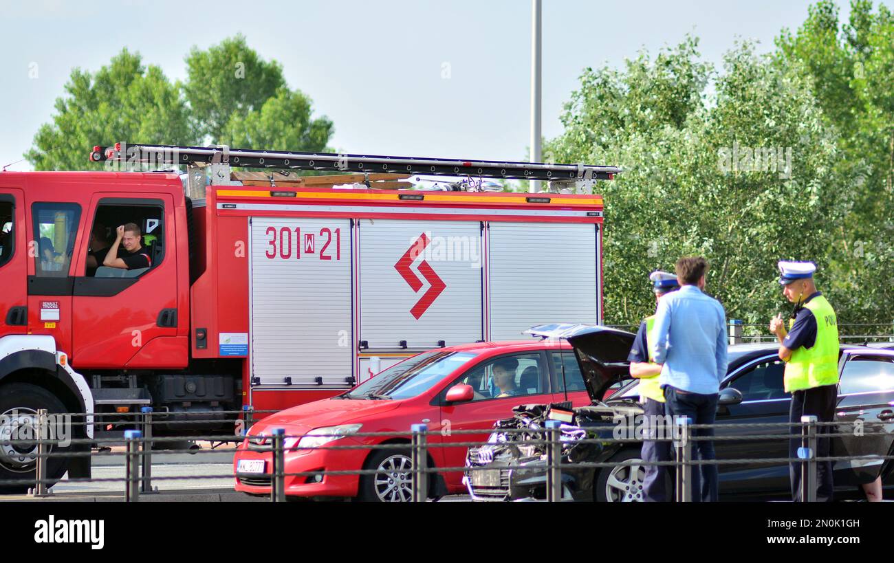 Varsavia, Polonia. 13 luglio 2021. Polizia e vigili del fuoco sulla scena. Veicoli di soccorso sul sito di un incidente stradale. Foto Stock